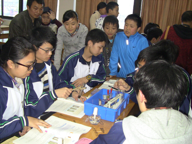 化学课堂分组实验