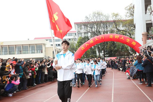 迈入成人门 走好人生路——记襄阳四中第八届成人礼