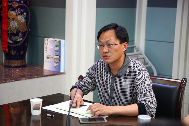 学校履职尽责领导小组办公室主任刘建功同志主持会议