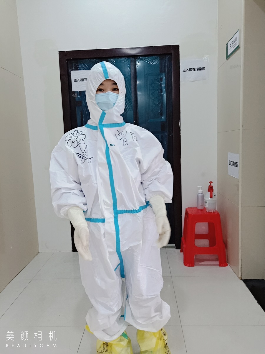 穿着防护服的曾丽.jpg