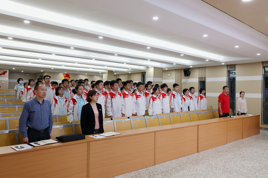 2-全体起立奏唱国歌.jpg