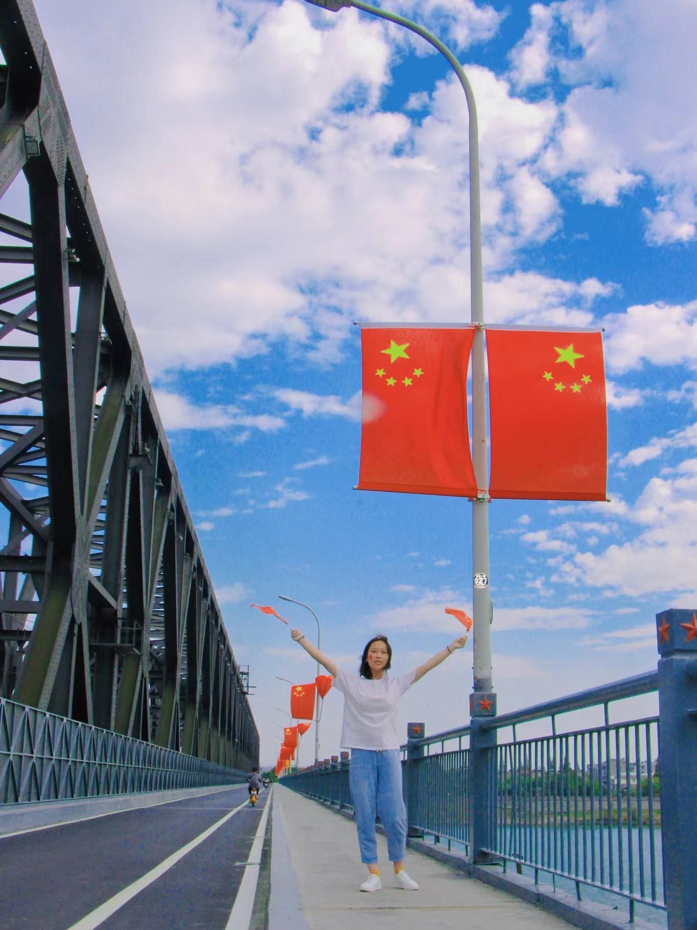 我和国旗合个影18班赵梦苒.jpg