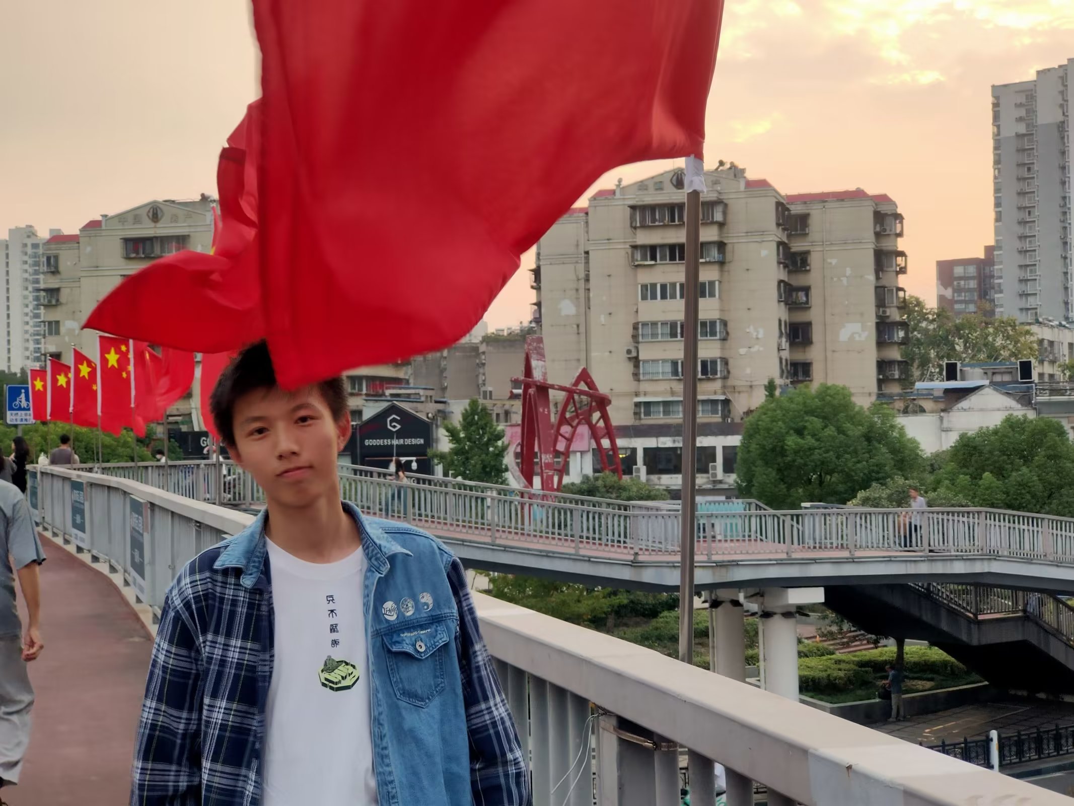 我和国旗合个影26班秦艺轩.jpeg